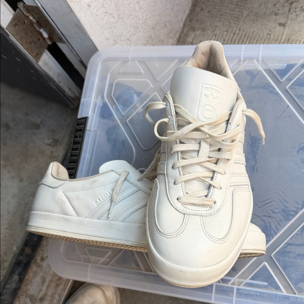 Men's Off-White Low-Top Sneakers with Subtle Trefoil Branding